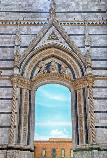 Janela de arco na Catedral de Siena, na Itália — Fotografia de Stock