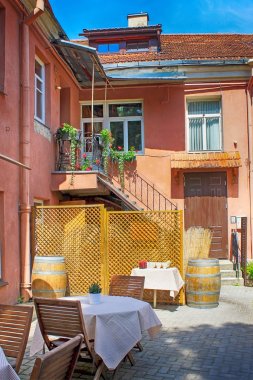 Açık patio eski şehir Vilnius, Litvanya adlı kafede