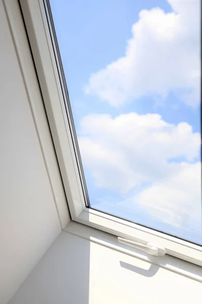 Een moderne dakvenster met mansard tegen blauwe hemel — Stockfoto