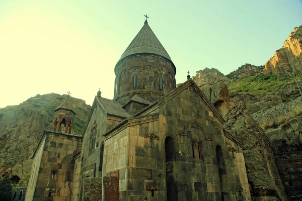 Eski Hıristiyan tapınak Geghard Ermenistan'ın dağlarda. — Stok fotoğraf