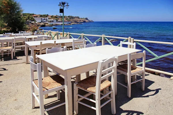 Открытая греческая терраса кафе с видом на море, Крит, Греция — стоковое фото