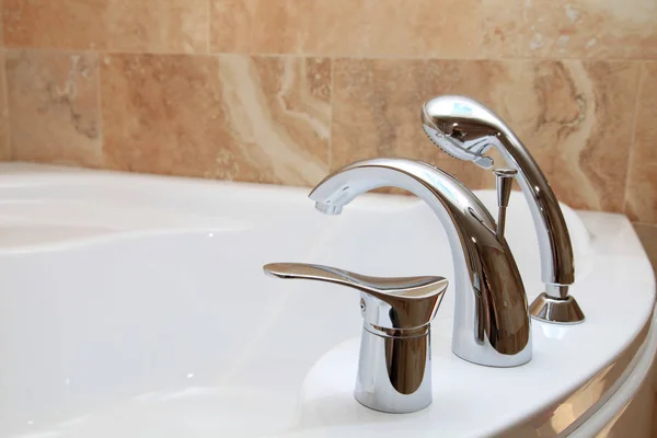 Badewannen-Wasserhahn im modernen Badezimmer. — Stockfoto