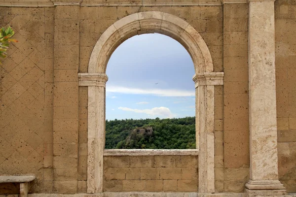 Vista italiana através da janela do arco em Sorano, Toscana, Itália . — Fotografia de Stock