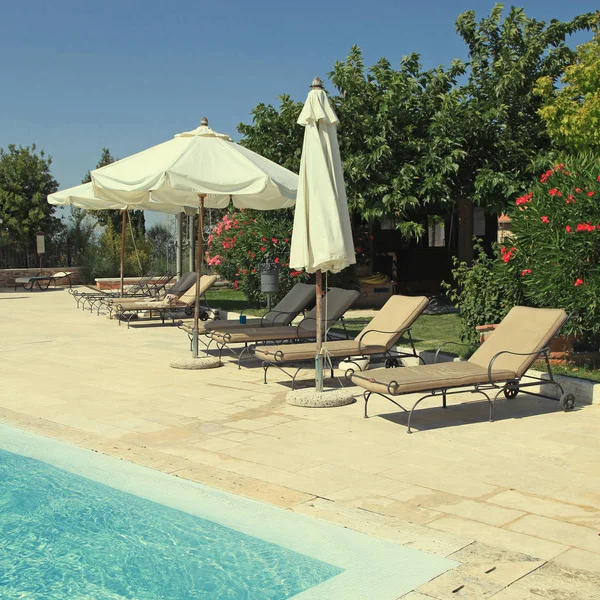 Plavecký bazén v letní zahradě vily italského země — Stock fotografie