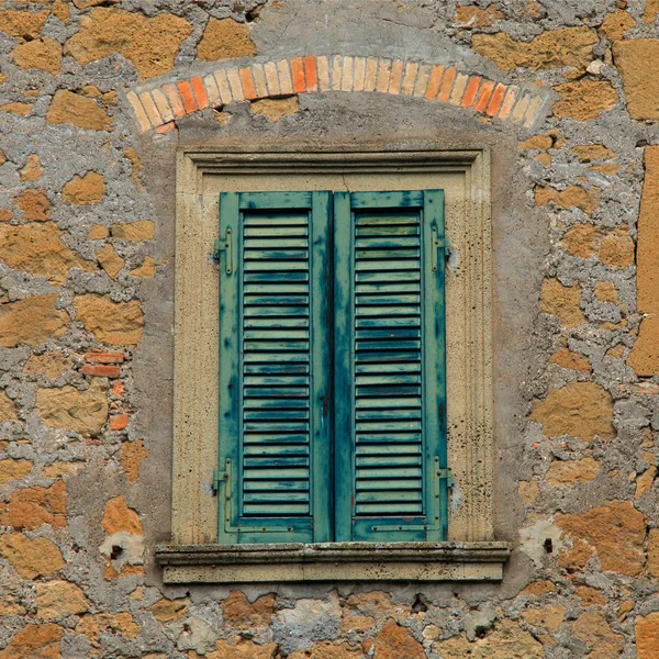 Старое деревянное окно с зелеными ставнями — стоковое фото