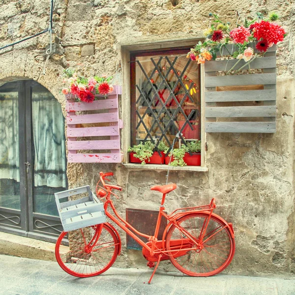 Röd cykel i en traditionell italienska medeltida stad, Toscana, Italien. — Stockfoto