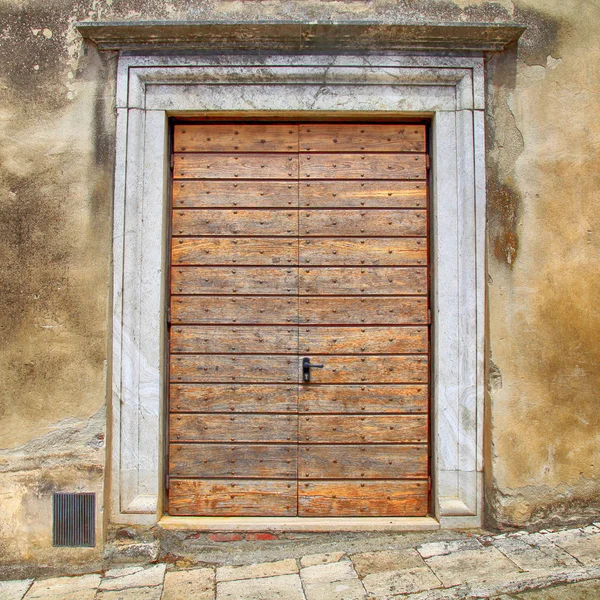 Puerta de madera antigua en casa rural italiana, Toscana, Italia . —  Fotos de Stock