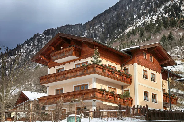 Alpin dům s dřevěným balkonem a vánoční ozdoby, Rakousko — Stock fotografie