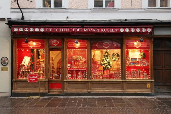 Escaparate de Mozartkugeln tienda de dulces en Salzburgo, Austria . —  Fotos de Stock