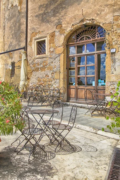 Café en la acera en el centro histórico de la ciudad medieval Pitigliano, Italia —  Fotos de Stock