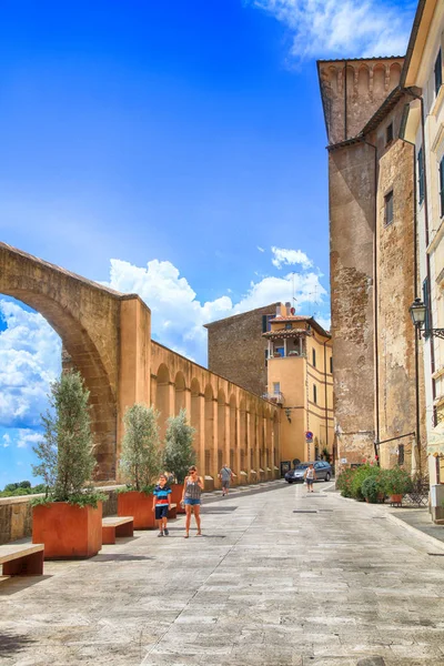 Średniowiecznego miasta Pitigliano zbudowany z tufu kamienia, Toskania, Włochy. — Zdjęcie stockowe