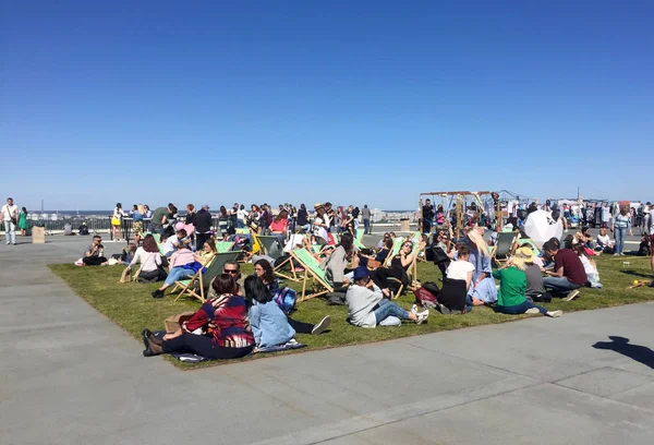 insanlar açık Kiev Gesheft Festivali lounge bölgesinde biraz dinlen