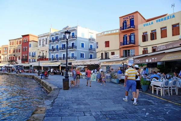 People on Chania waterfront with sidewalk street cafes, Crete, Greece — Stock Photo, Image