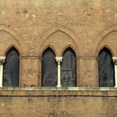 tarihi merkezinde Ortaçağ tuğla binasında Arch pencere