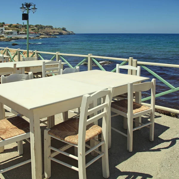 Venkovní kavárna Řecká terasa s výhledem na moře, Kréta, Řecko — Stock fotografie