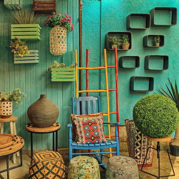 Vintage színes bútorok és egyéb személyzet a boltban Jaffa bolha — Stock Fotó