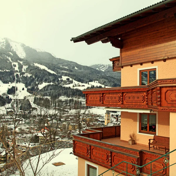 Maison alpin avec balcon en bois dans village de montagne d'hiver, Alpes — Photo