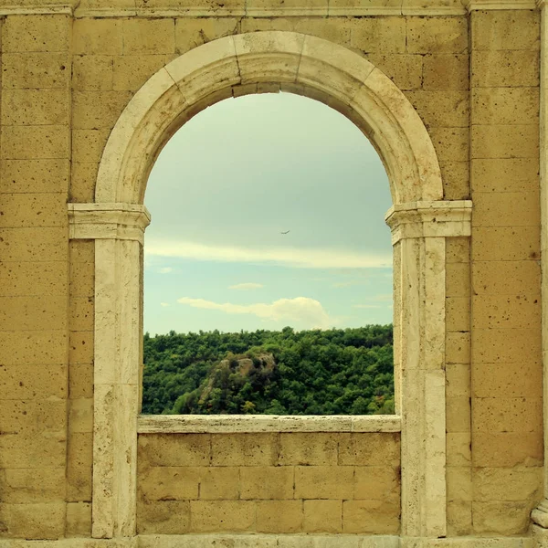 Vista italiana através da janela do arco em Sorano, Toscana, Itália . — Fotografia de Stock