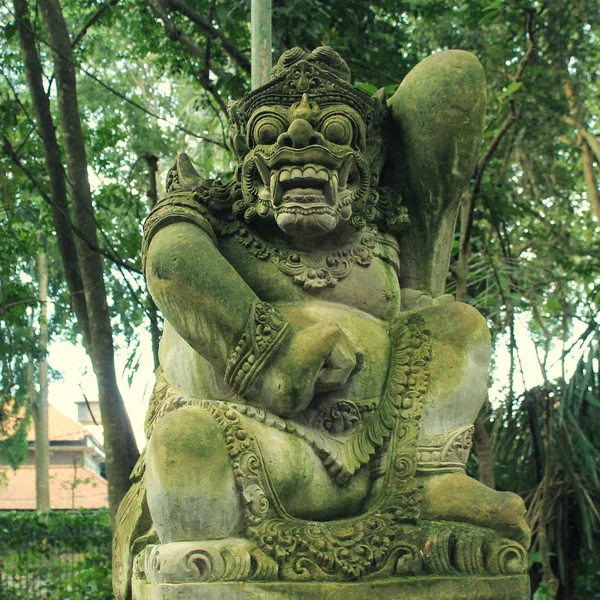 Statue traditionnelle sculptée en pierre de démon à Ubud, île de Bali, Indonésie — Photo