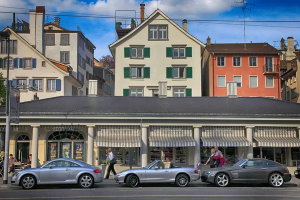 Edifici, persone e auto di lusso costose per strada a Zurigo, Svizzera . — Foto Stock