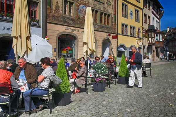 Personer som sitter på restaurangerna i den gamla byn, am Stein Rhein, Schweiz. — Stockfoto