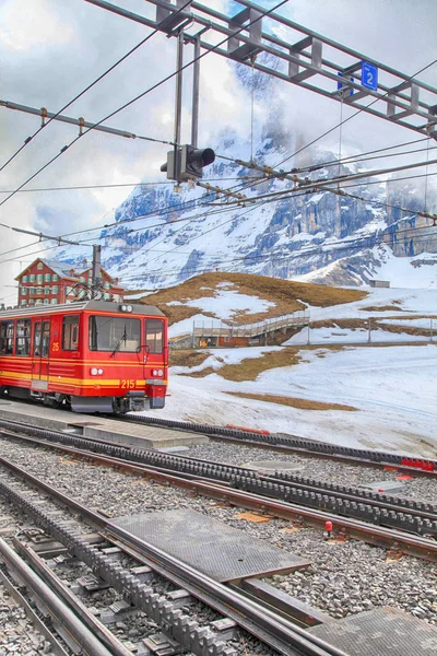Railway station with swiss train and mountains in Jungfrau, Switzerland. — Stock Photo, Image