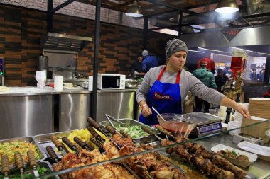 Kimliği belirsiz kişi yemek ve esnaf geleneksel Ukrayna yemekleri, Kiev, Ukrayna