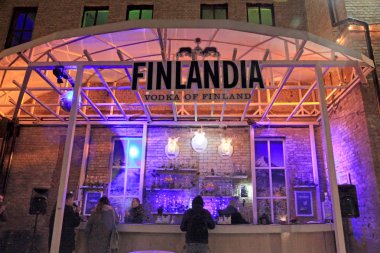 Kimliği belirsiz kişi Finlandia votka Bar açık sokak gıda Festivali, Kiev, Ukrayna