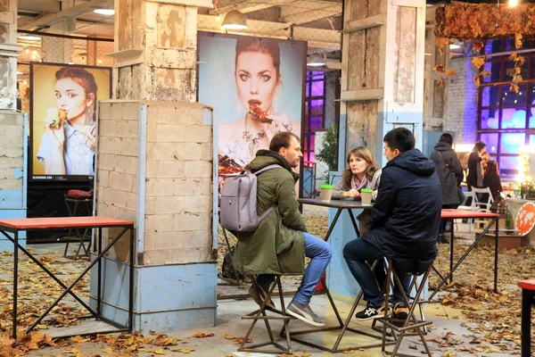 Personas no identificadas relajándose con amigos en Street Food Festival, Kiev, Ucrania —  Fotos de Stock