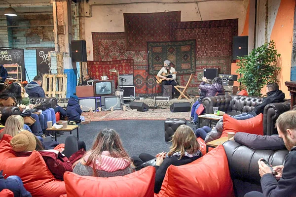 Pessoas não identificadas relaxar e ouvir música no mercado local, Kiev, Ucrânia — Fotografia de Stock