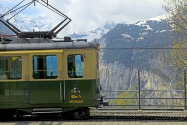 Tren istasyonu ile swiss tren ve Jungfrau, Swit dağlarda
