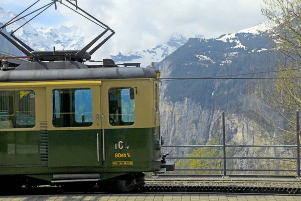 Железнодорожный вокзал со швейцарским поездом и горами в Jungfrau, Swit — стоковое фото