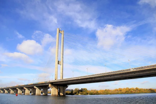 A ponte sul através do rio Dnieper, Kiev, Ucrânia . — Fotografia de Stock