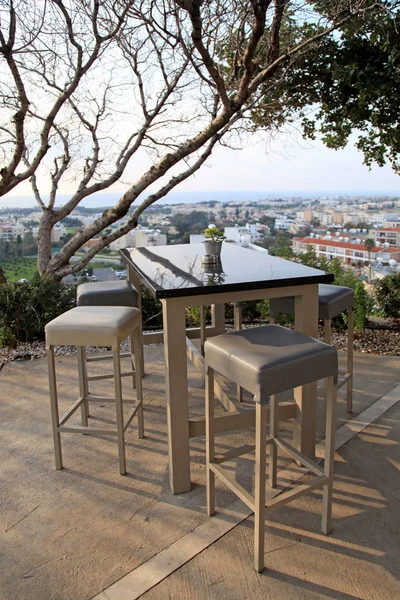 Hoge tafel en stoelen op terras, Cyprus — Stockfoto