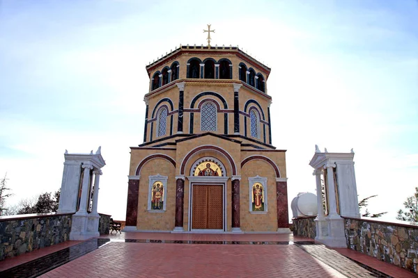 Igreja Ortodoxa na colina Throni de Panayia sobre o majestoso Mosteiro de Kykkos — Fotografia de Stock