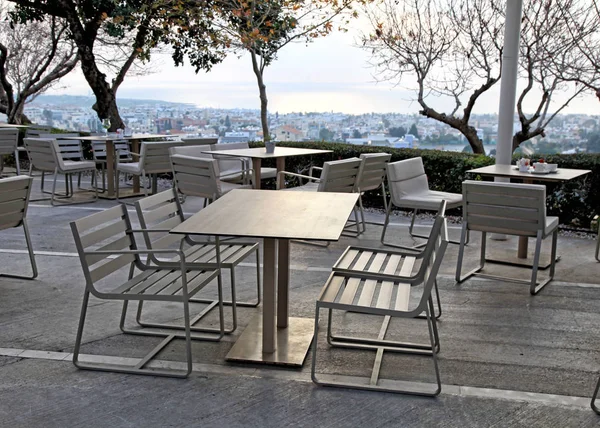 Tables et chaises dans un café extérieur au coucher du soleil — Photo