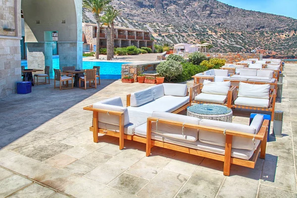 Terraço vista mar com sofá lounge e poltrona em um resort de verão — Fotografia de Stock