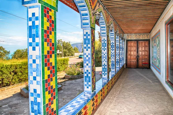 Casa velha com ornamentos tradicionais em estilo tártaro oriental, a Crimeia — Fotografia de Stock