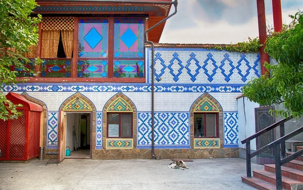 Antigua casa con ornamentos tradicionales en estilo tártaro oriental —  Fotos de Stock