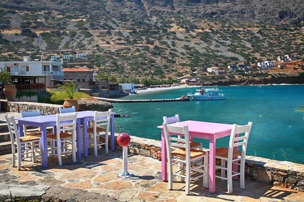 Griechische Taverne mit Tischen und Stühlen an der Küste, Griechenland — Stockfoto