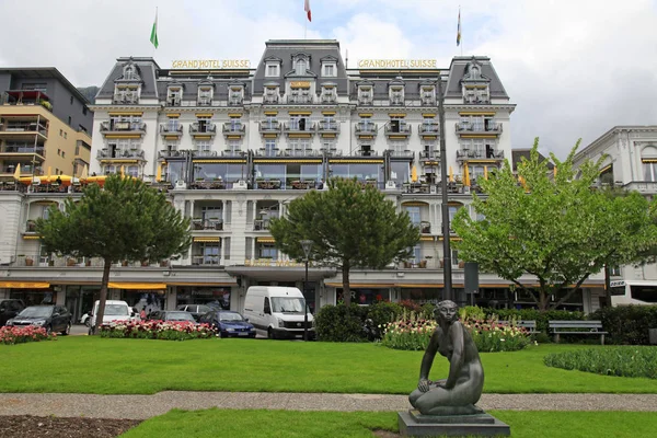 Trädgård och lyx hotell på Genève sjön Riviera, Montreux, Schweiz — Stockfoto