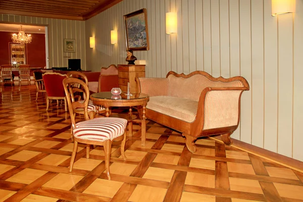 Intérieur du hall d'hôtel de campagne suisse avec mobilier et décoration classiques, Interlaken — Photo