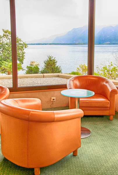 Salón del hotel con sillones y ventanas con vistas al lago de Ginebra — Foto de Stock