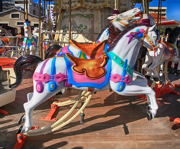 Kleurrijke vintage carrousel met paarden — Stockfoto