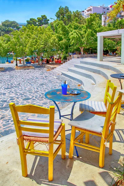 Sidewalk café bord och gula stolar, Kreta, Grekland — Stockfoto