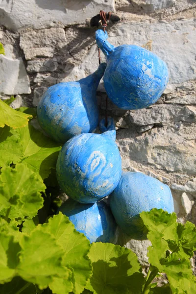 Blue ceramic jugs on a background of old stone wall in village — Stock Photo, Image