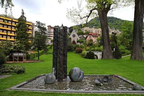 Panoráma města s parkem a kašnou v Montreux, Švýcarsko — Stock fotografie