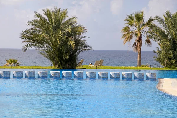 Palmeras, piscina y hermosas vistas al mar — Foto de Stock