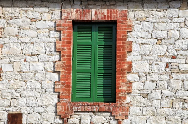 Oude groene venster luiken van een mediterrane stenen huis — Stockfoto