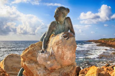 kadın bronz heykeli 'Sol Alter' adı verilen bir taş, Paphos, Kıbrıs